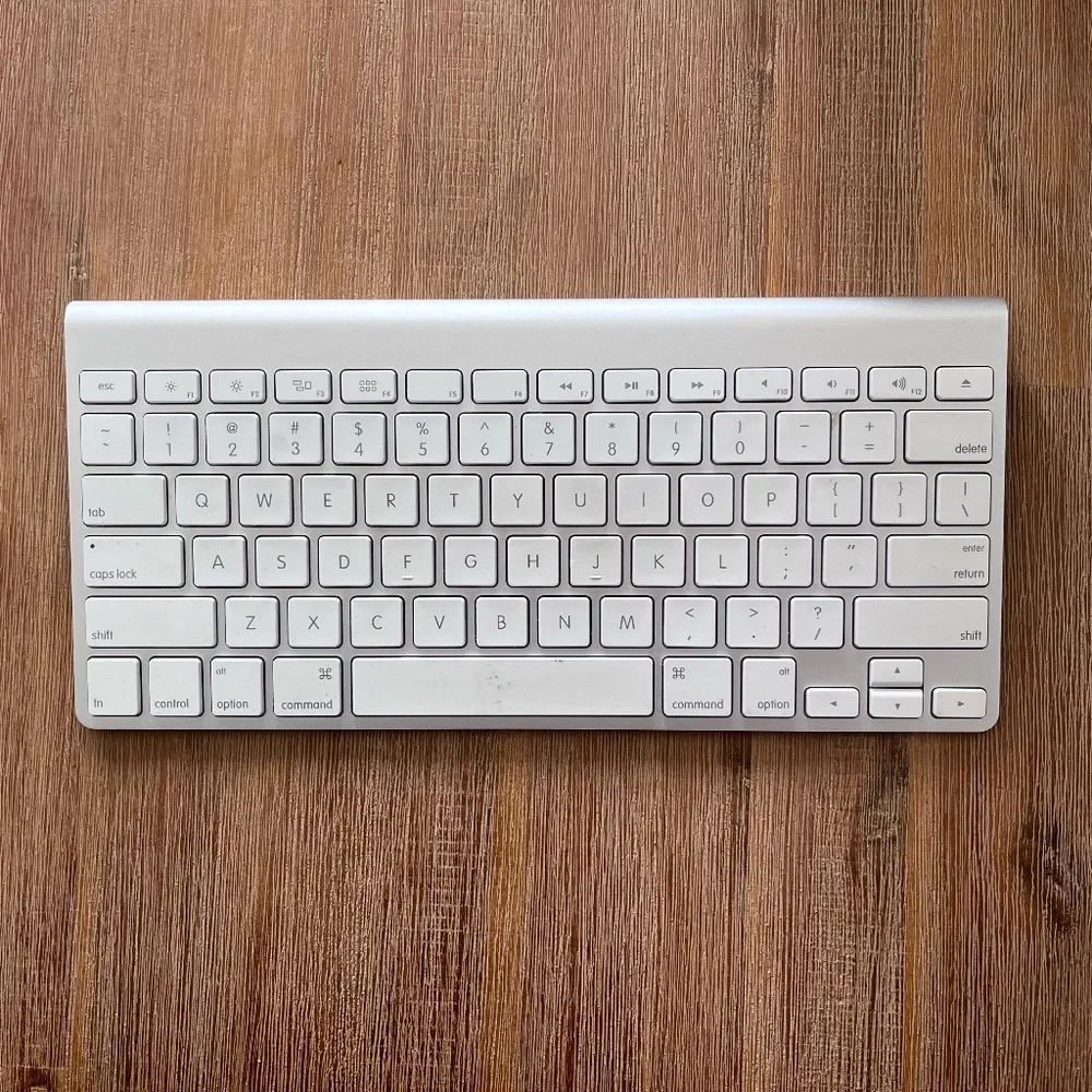 Apple Wireless Battery-Operated Keyboard, Model: A1314 c 2009